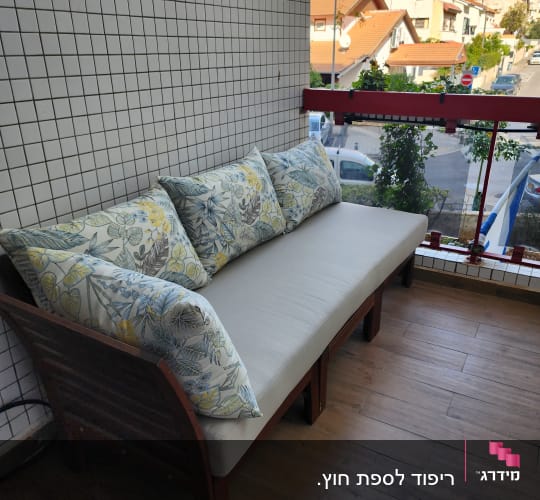כריות פרחוניות על ספה עם ריפוד בהיר